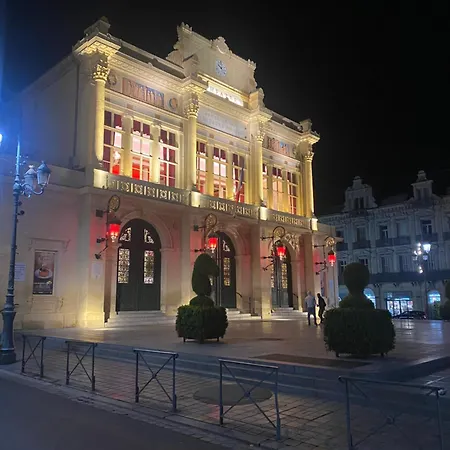 Charmand Dans Le Coeur Historique De Béziers